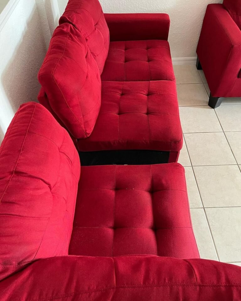 Canapé modulable velours rouge après nettoyage par Rénov’Pur