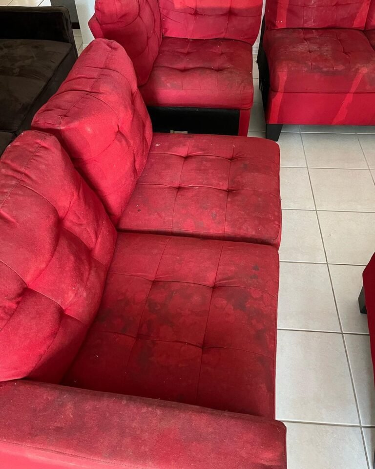 Canapé modulable velours rouge avant nettoyage