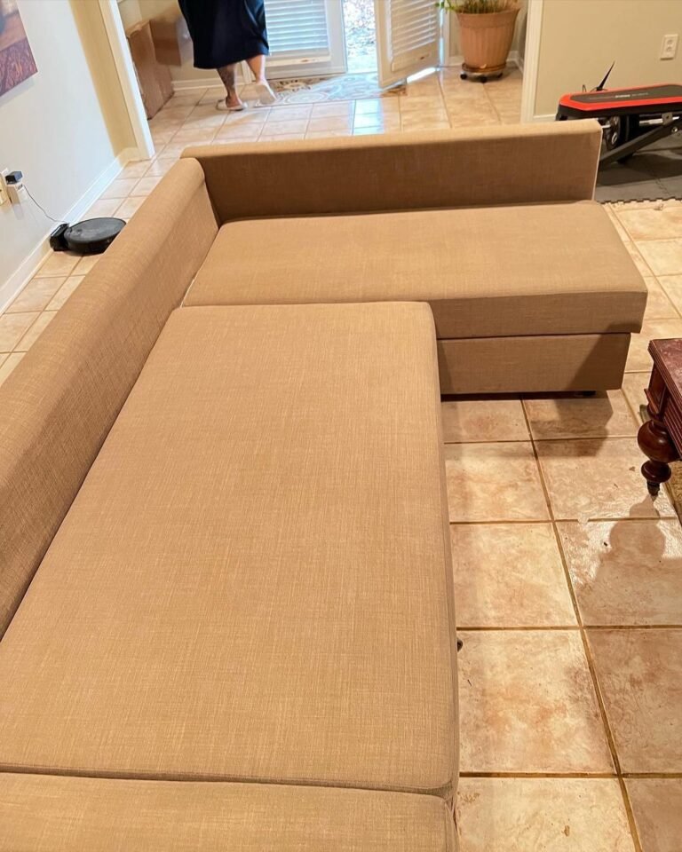 Canapé tissu camel après nettoyage par Rénov’Pur