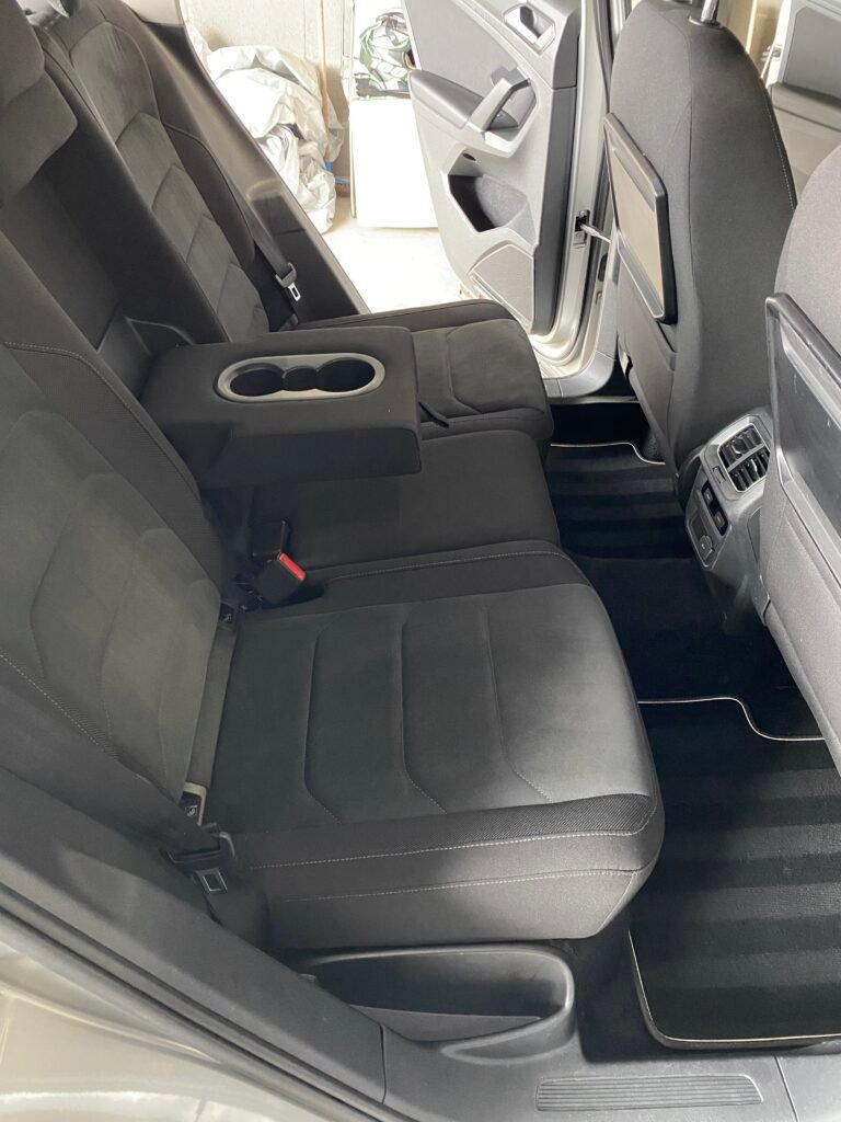 Banquette arrière tissu (Audi) après nettoyage par Rénov’Pur