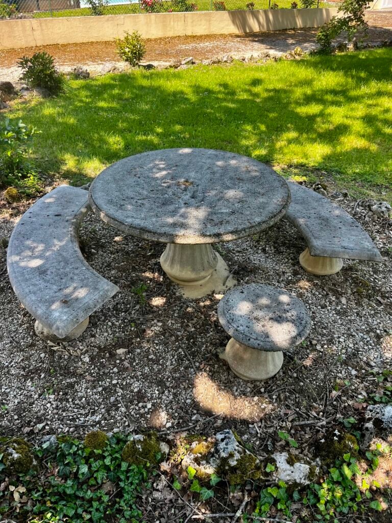 Table et bancs en pierre avant nettoyage