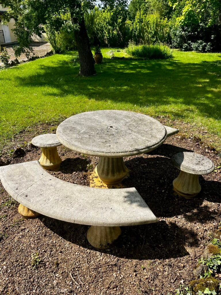 Table et bancs en pierre après nettoyage par Rénov’Pur