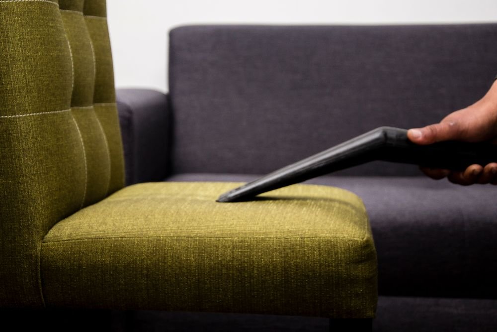 Nettoyage professionnel d'un fauteuil en tissu, aspiration des recoins